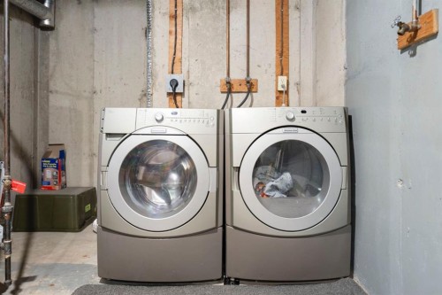 48 Midpark Gardens Se, Calgary, AB - Indoor Photo Showing Laundry Room