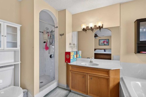 1486 Sunwood Road Se, Calgary, AB - Indoor Photo Showing Bathroom