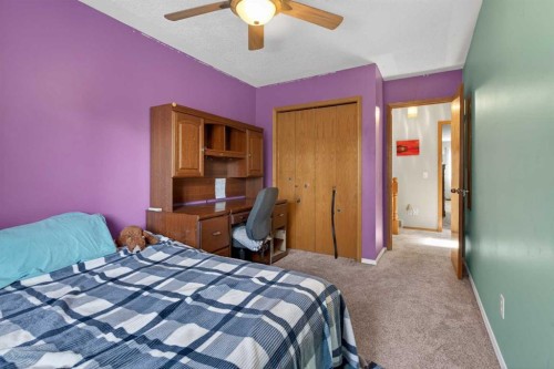 1486 Sunwood Road Se, Calgary, AB - Indoor Photo Showing Bedroom