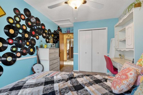 1486 Sunwood Road Se, Calgary, AB - Indoor Photo Showing Bedroom