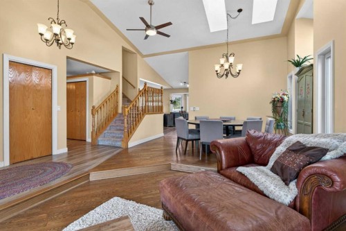 1486 Sunwood Road Se, Calgary, AB - Indoor Photo Showing Living Room