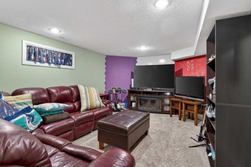 1486 Sunwood Road Se, Calgary, AB - Indoor Photo Showing Other Room