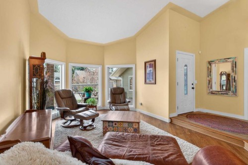 1486 Sunwood Road Se, Calgary, AB - Indoor Photo Showing Living Room
