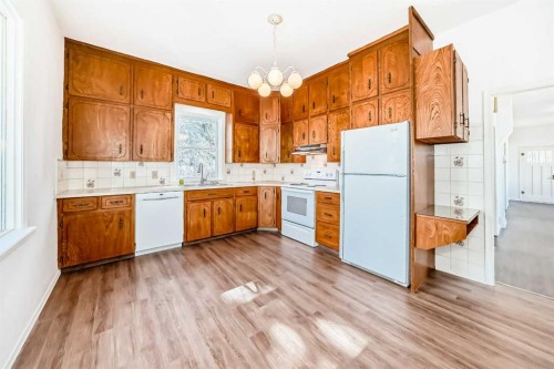 4710 51 Street, Olds, AB - Indoor Photo Showing Kitchen With Double Sink