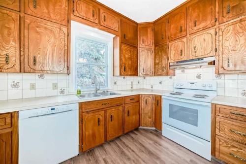 4710 51 Street, Olds, AB - Indoor Photo Showing Kitchen