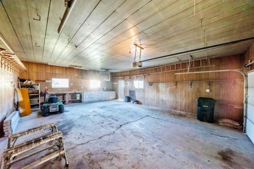 4710 51 Street, Olds, AB - Indoor Photo Showing Garage