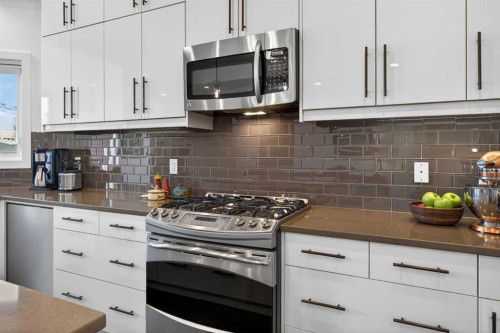 4619 84 Street Nw, Calgary, AB - Indoor Photo Showing Kitchen With Upgraded Kitchen