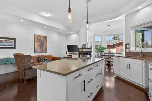 4619 84 Street Nw, Calgary, AB - Indoor Photo Showing Kitchen