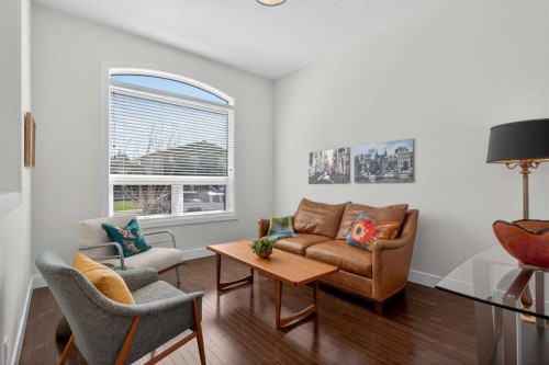 4619 84 Street Nw, Calgary, AB - Indoor Photo Showing Living Room