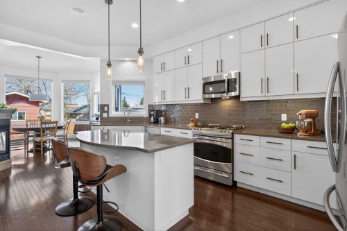 4619 84 Street Nw, Calgary, AB - Indoor Photo Showing Kitchen With Upgraded Kitchen