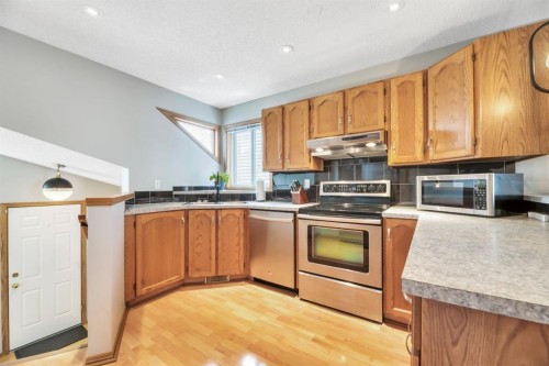 32 Somercrest Manor Sw, Calgary, AB - Indoor Photo Showing Kitchen