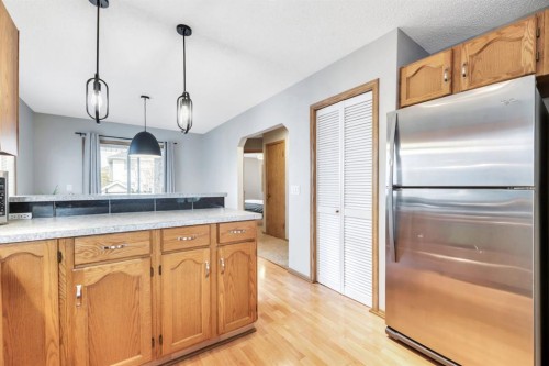 32 Somercrest Manor Sw, Calgary, AB - Indoor Photo Showing Kitchen