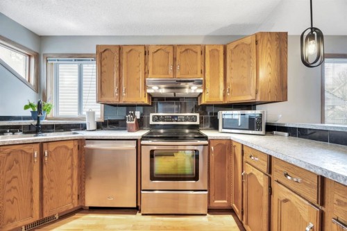 32 Somercrest Manor Sw, Calgary, AB - Indoor Photo Showing Kitchen