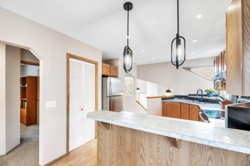 32 Somercrest Manor Sw, Calgary, AB - Indoor Photo Showing Kitchen