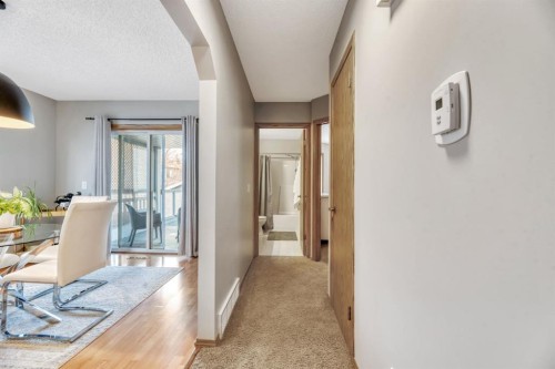 32 Somercrest Manor Sw, Calgary, AB - Indoor Photo Showing Other Room