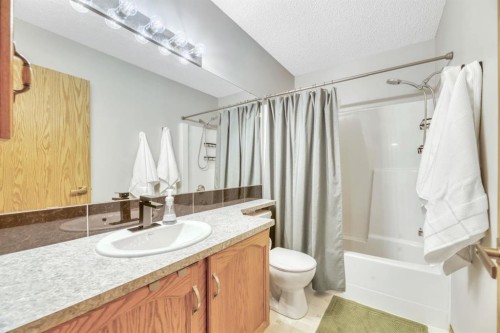 32 Somercrest Manor Sw, Calgary, AB - Indoor Photo Showing Bathroom
