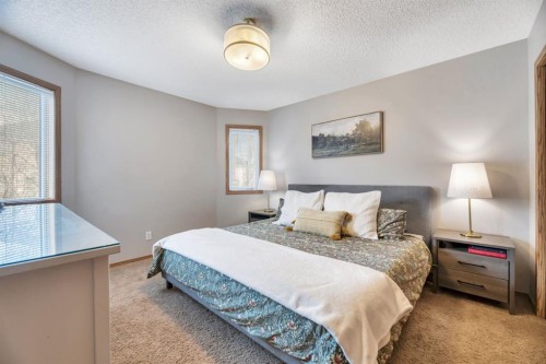 32 Somercrest Manor Sw, Calgary, AB - Indoor Photo Showing Bedroom