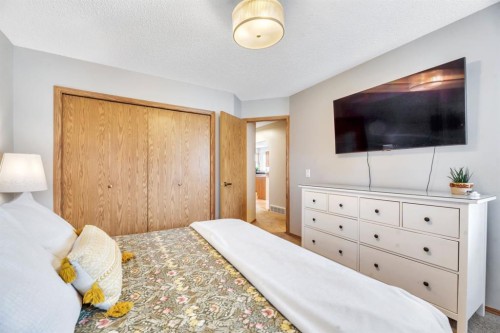 32 Somercrest Manor Sw, Calgary, AB - Indoor Photo Showing Bedroom
