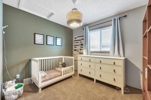 32 Somercrest Manor Sw, Calgary, AB - Indoor Photo Showing Bedroom