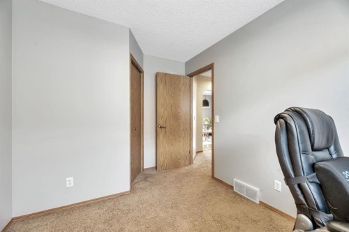 32 Somercrest Manor Sw, Calgary, AB - Indoor Photo Showing Other Room