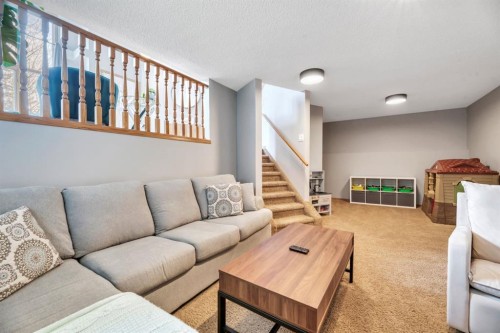 32 Somercrest Manor Sw, Calgary, AB - Indoor Photo Showing Living Room