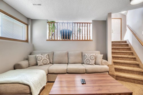 32 Somercrest Manor Sw, Calgary, AB - Indoor Photo Showing Living Room