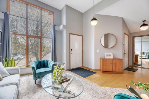 32 Somercrest Manor Sw, Calgary, AB - Indoor Photo Showing Living Room