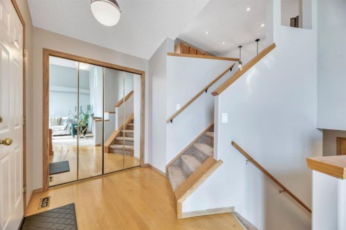 32 Somercrest Manor Sw, Calgary, AB - Indoor Photo Showing Other Room