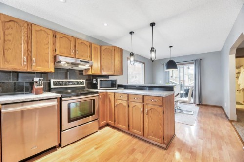 32 Somercrest Manor Sw, Calgary, AB - Indoor Photo Showing Kitchen