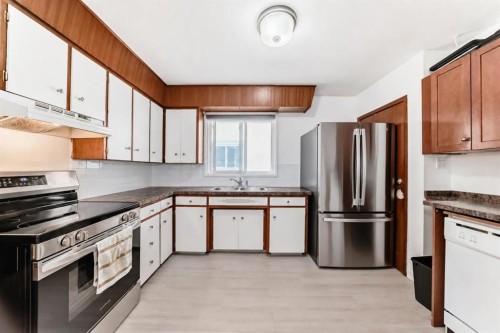 417 37 Street Sw, Calgary, AB - Indoor Photo Showing Kitchen With Double Sink