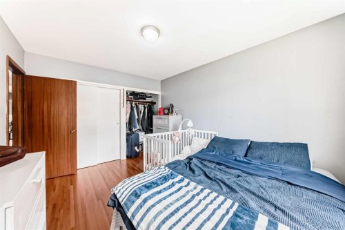 417 37 Street Sw, Calgary, AB - Indoor Photo Showing Bedroom