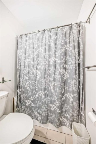 417 37 Street Sw, Calgary, AB - Indoor Photo Showing Bathroom