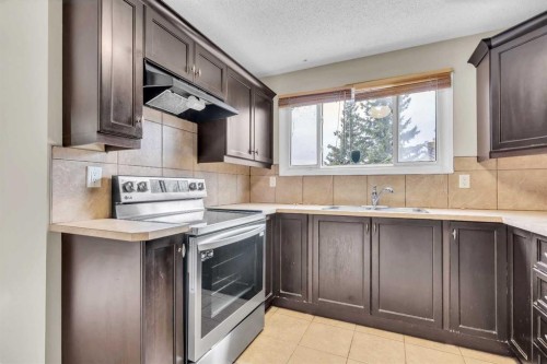 87 Castleglen Road Ne, Calgary, AB - Indoor Photo Showing Kitchen