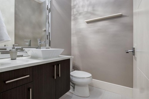 109 Kinniburgh Bay, Chestermere, AB - Indoor Photo Showing Bathroom
