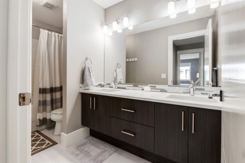 109 Kinniburgh Bay, Chestermere, AB - Indoor Photo Showing Bathroom