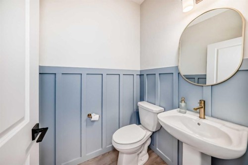 81 Willow Court, Cochrane, AB - Indoor Photo Showing Bathroom