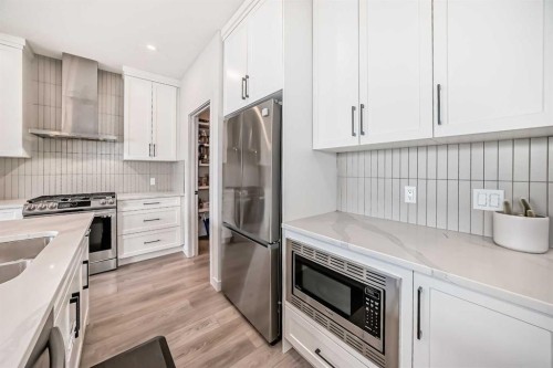 81 Willow Court, Cochrane, AB - Indoor Photo Showing Kitchen With Double Sink With Upgraded Kitchen