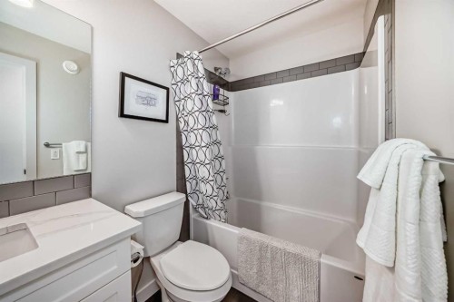 81 Willow Court, Cochrane, AB - Indoor Photo Showing Bathroom