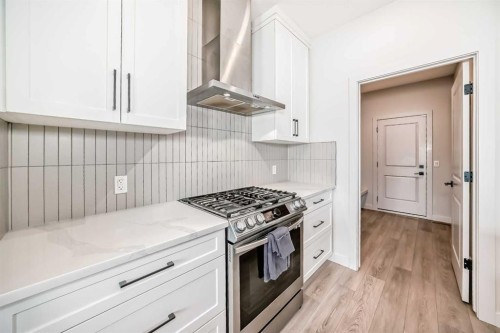 81 Willow Court, Cochrane, AB - Indoor Photo Showing Kitchen With Upgraded Kitchen