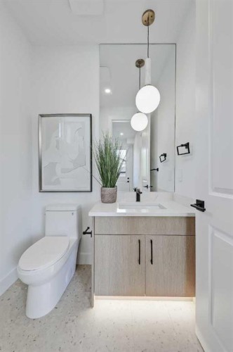 520 22 Avenue Nw, Calgary, AB - Indoor Photo Showing Bathroom