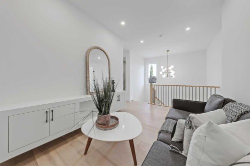 520 22 Avenue Nw, Calgary, AB - Indoor Photo Showing Living Room