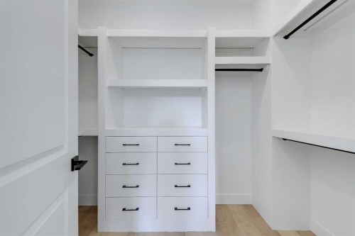 520 22 Avenue Nw, Calgary, AB - Indoor Photo Showing Other Room