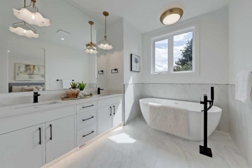 520 22 Avenue Nw, Calgary, AB - Indoor Photo Showing Bathroom