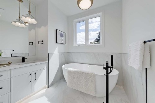 520 22 Avenue Nw, Calgary, AB - Indoor Photo Showing Bathroom