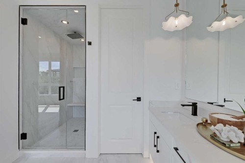 520 22 Avenue Nw, Calgary, AB - Indoor Photo Showing Bathroom