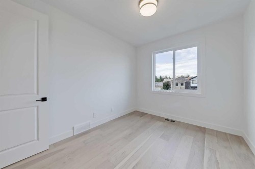 520 22 Avenue Nw, Calgary, AB - Indoor Photo Showing Other Room