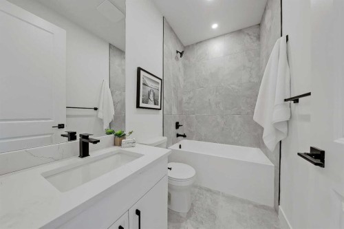 520 22 Avenue Nw, Calgary, AB - Indoor Photo Showing Bathroom