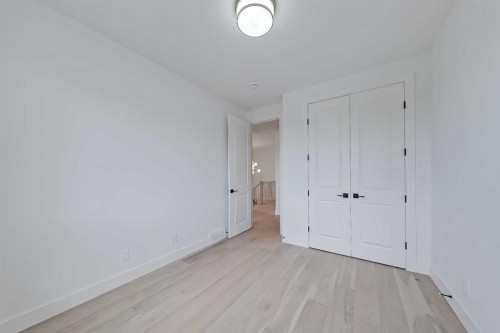520 22 Avenue Nw, Calgary, AB - Indoor Photo Showing Other Room