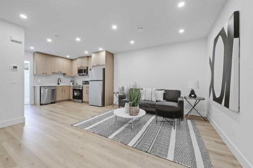 520 22 Avenue Nw, Calgary, AB - Indoor Photo Showing Kitchen