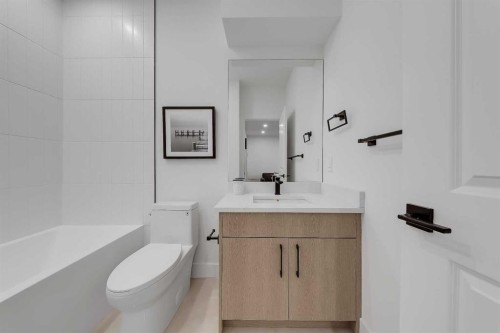 520 22 Avenue Nw, Calgary, AB - Indoor Photo Showing Bathroom